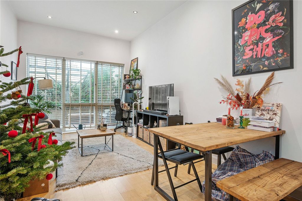 Property photo 2 of 11 Reception/Kitchen