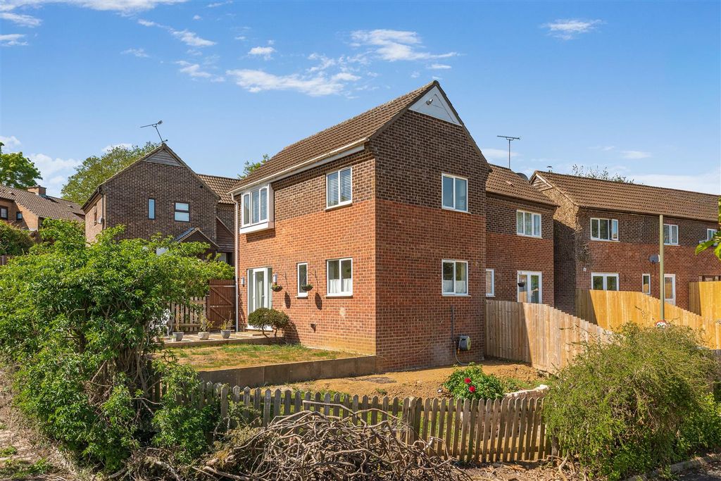 Property photo 1 of 14 46 The Camelias, Banbury-1.Jpg
