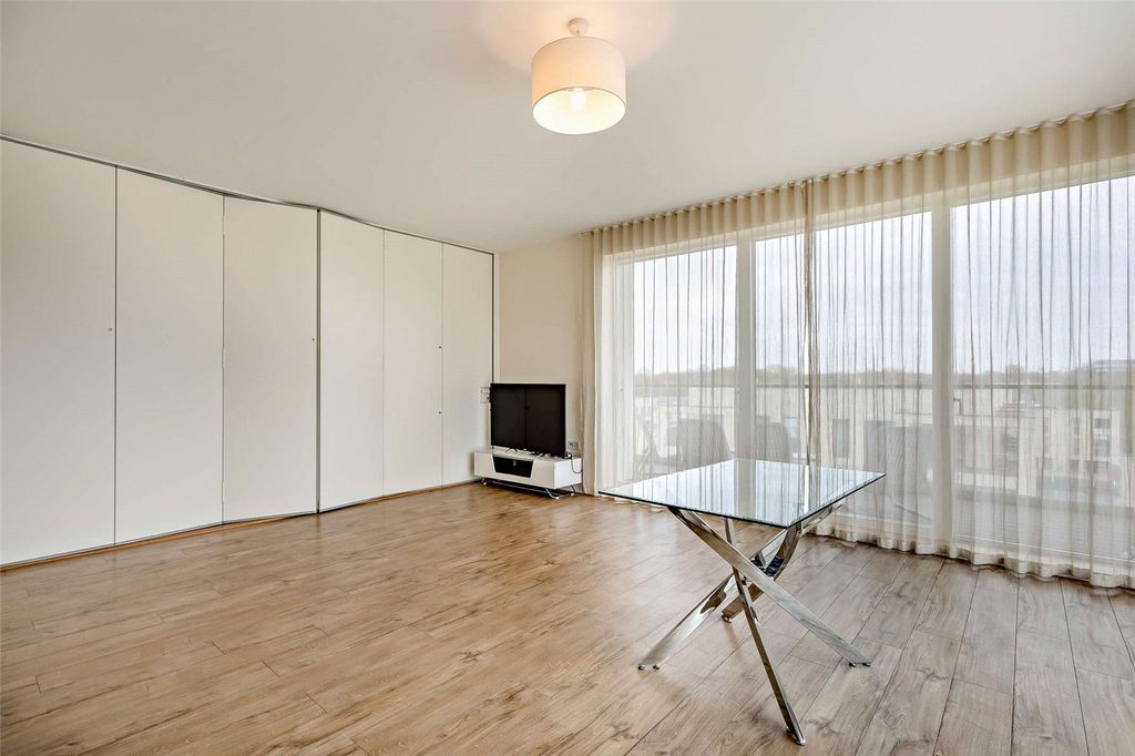 Property photo 3 of 14 Living Room