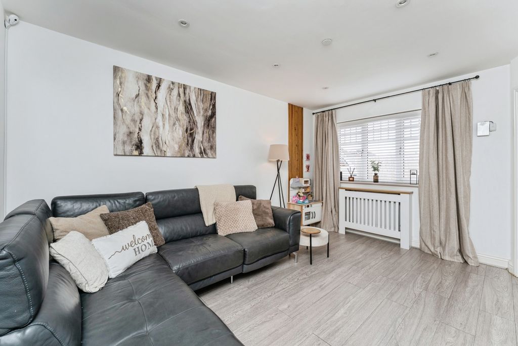 Property photo 3 of 17 Lounge