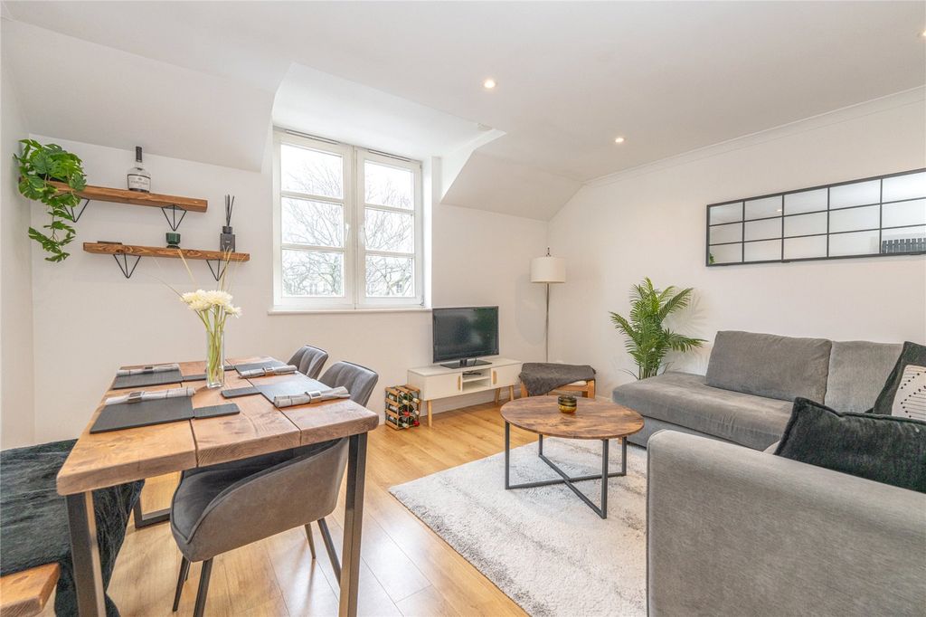 Property photo 2 of 22 Lounge