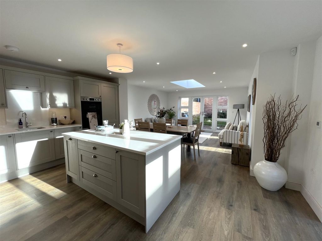 Property photo 3 of 12 Kitchen