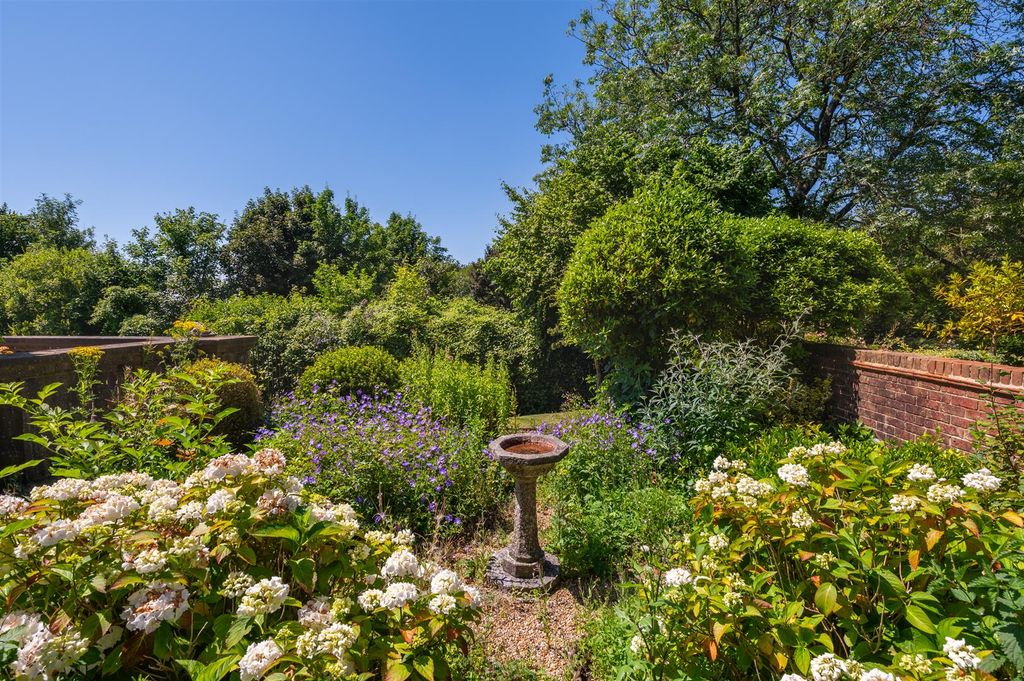 Property photo 2 of 20 Garden