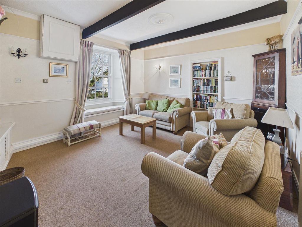 Property photo 2 of 20 Living Room