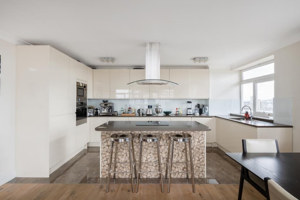 Property photo 2 of 17 Kitchen