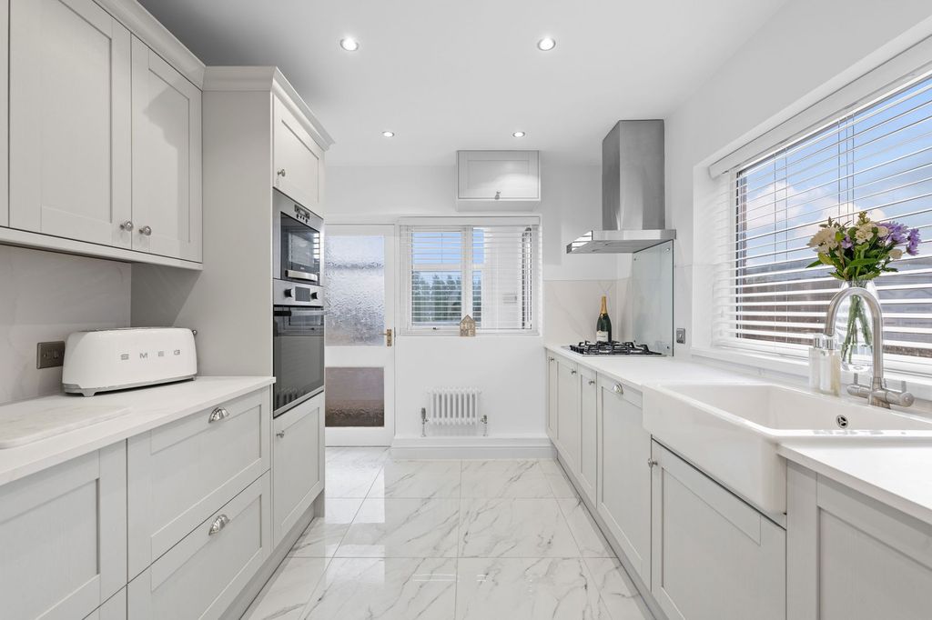 Property photo 2 of 30