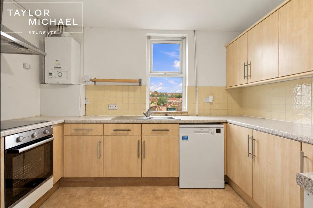 Property photo 2 of 28 Kitchen