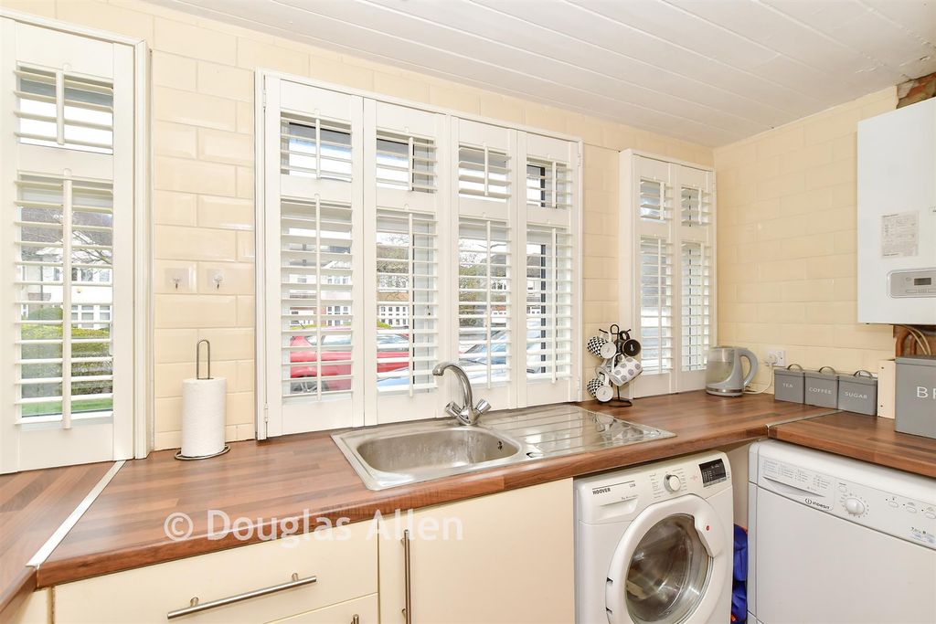 Property photo 3 of 11 Kitchen