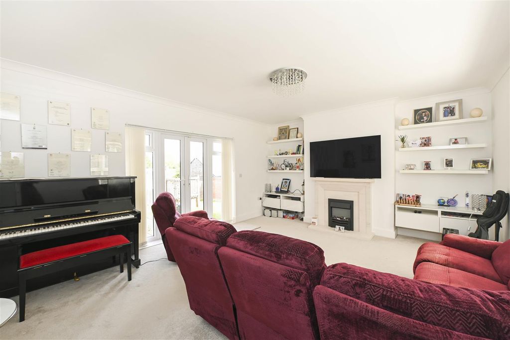 Property photo 2 of 15 15-Probyn-Close-03.Jpg
