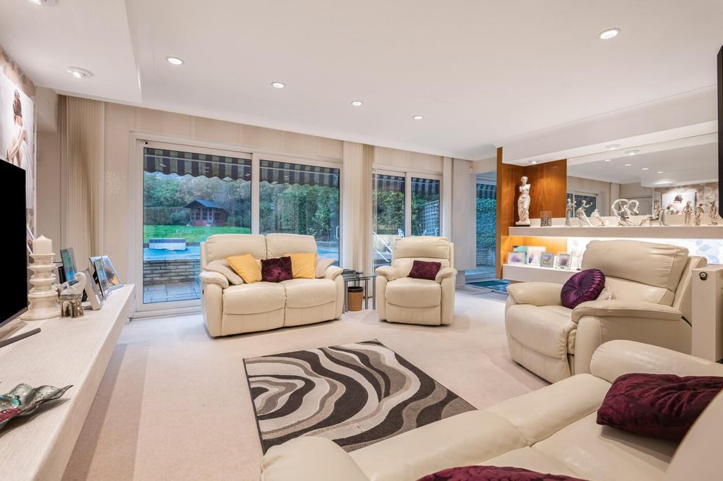 Property photo 2 of 32 Lounge (Rear Reception Room)