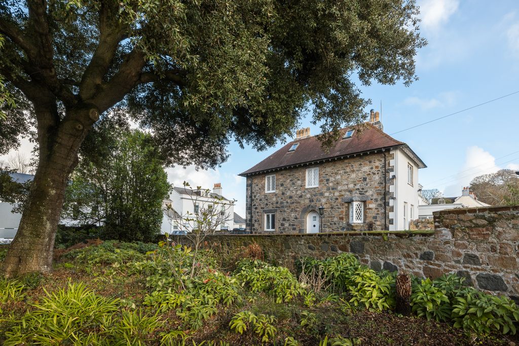 Property photo 1 of 20