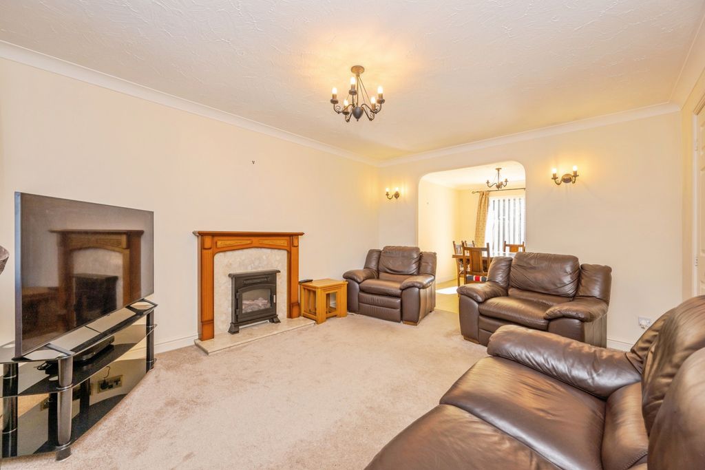 Property photo 3 of 20 Lounge With Open Access To Dining Room