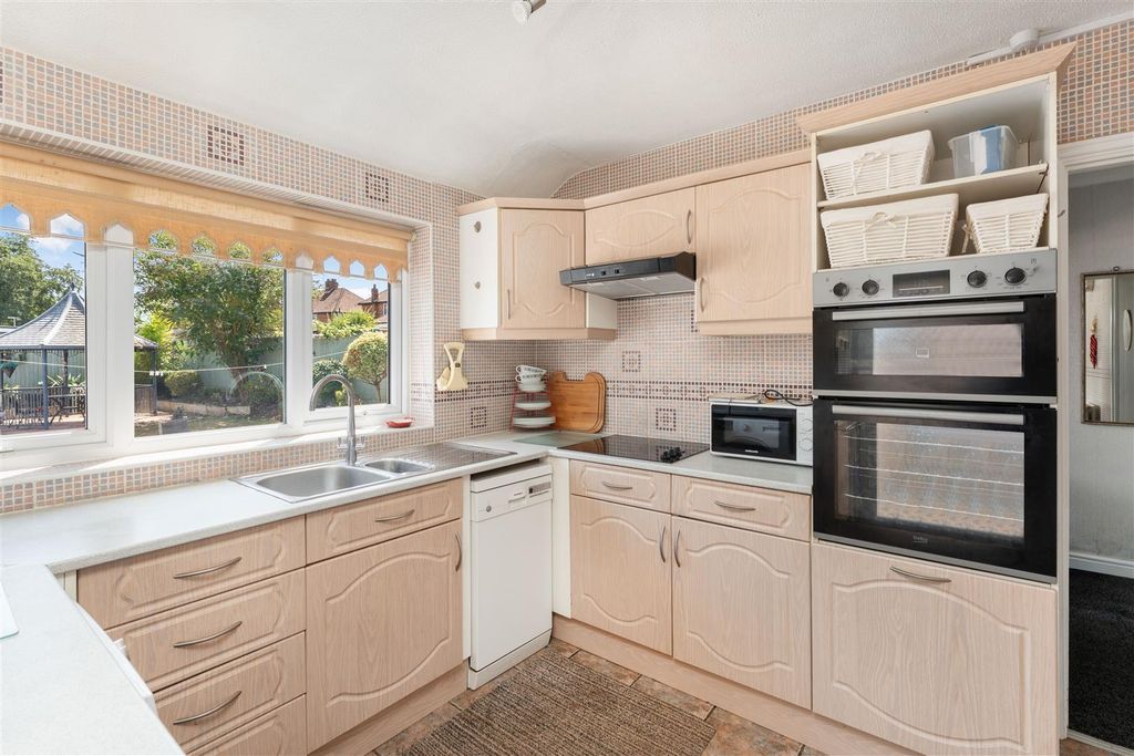 Property photo 3 of 14 Step A Side, Sinclair Drive, Banbury-12.Jpg