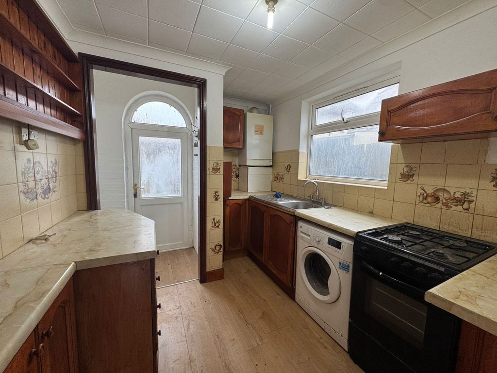 Property photo 1 of 9 3 Bed Semi-Detached House To Rent Longridge Lane, Southall Ub1