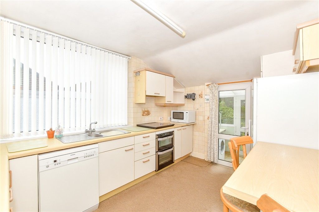 Property photo 3 of 11 Kitchen