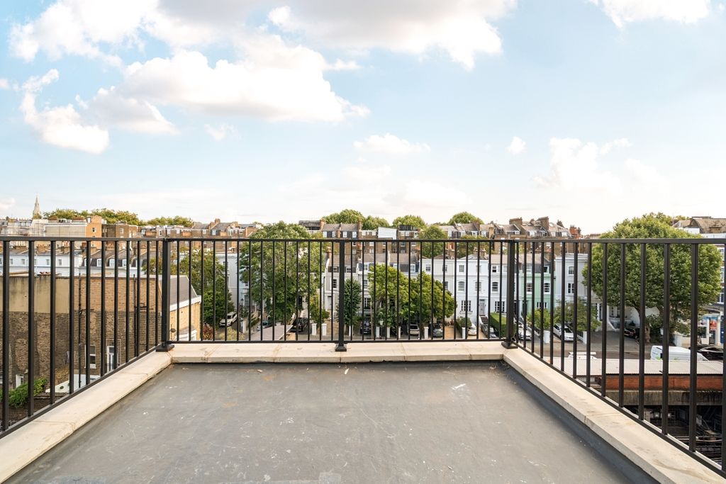Property photo 3 of 18 Roof Terrace