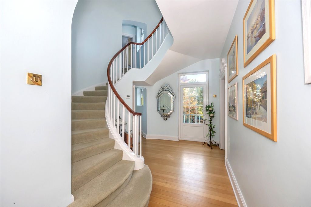 Property photo 2 of 39 Entrance Hall