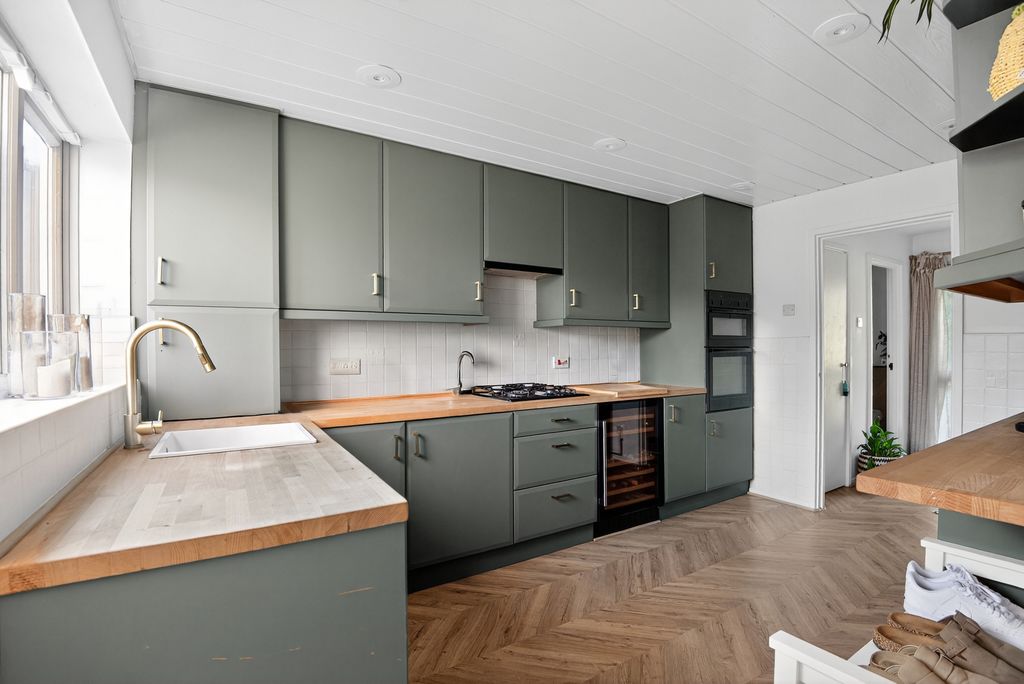 Property photo 2 of 20 Kitchen