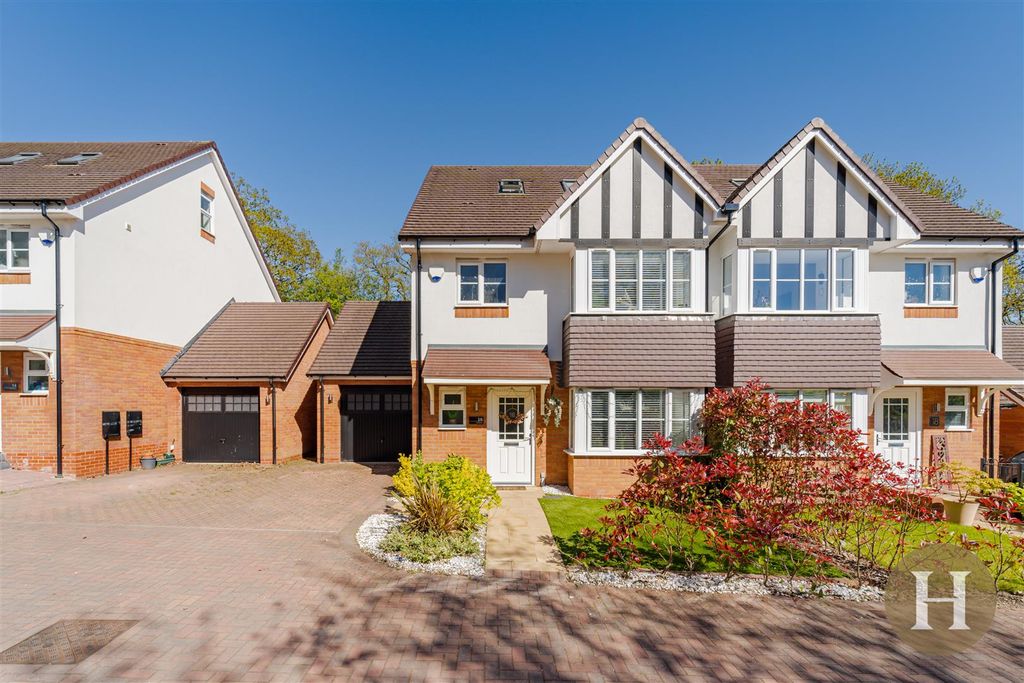Property photo 1 of 31 Hadleigh Estate Agents-18.Jpg