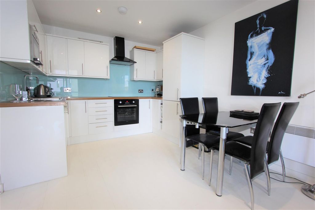 Property photo 3 of 11 Kitchen