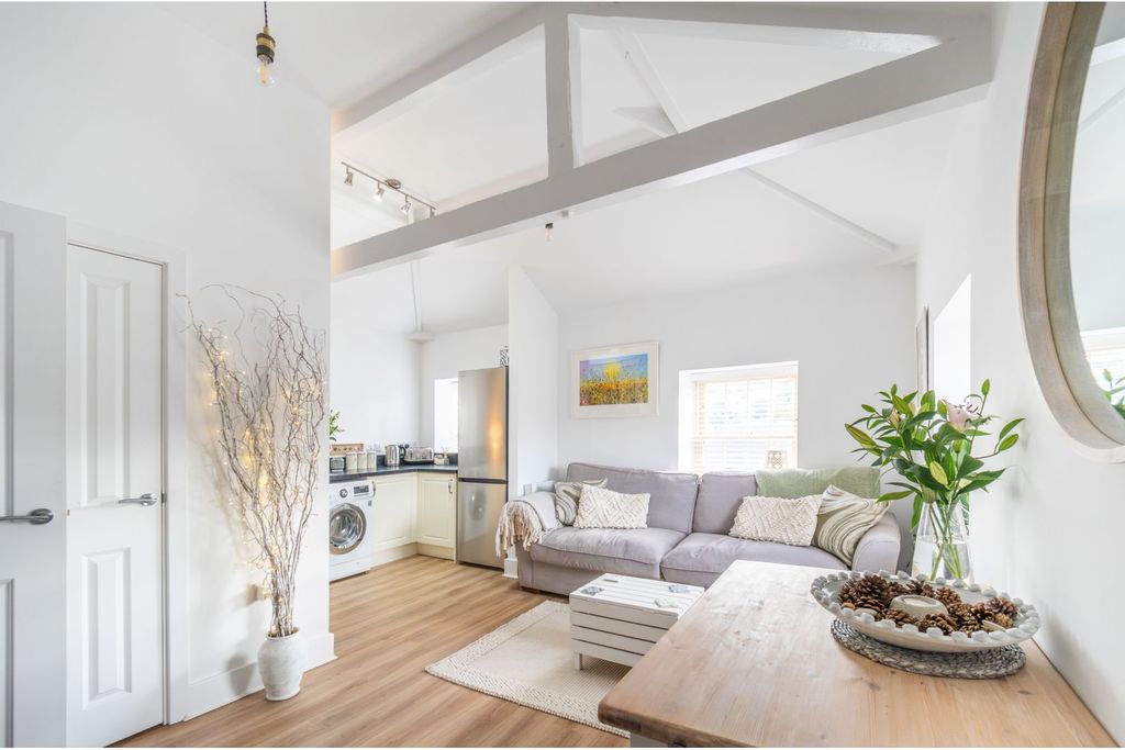 Property photo 1 of 15 Lounge / Kitchen