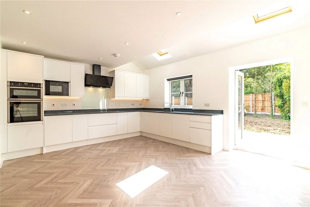 Property photo 2 of 19 Picture No. 12