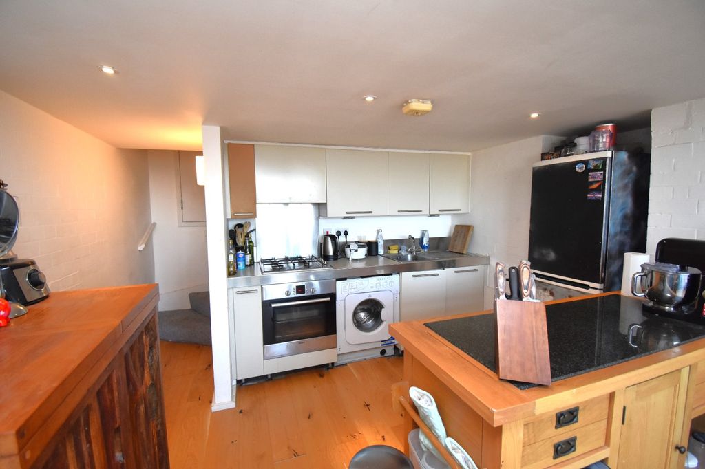 Property photo 1 of 10 Kitchen 2.Jpg