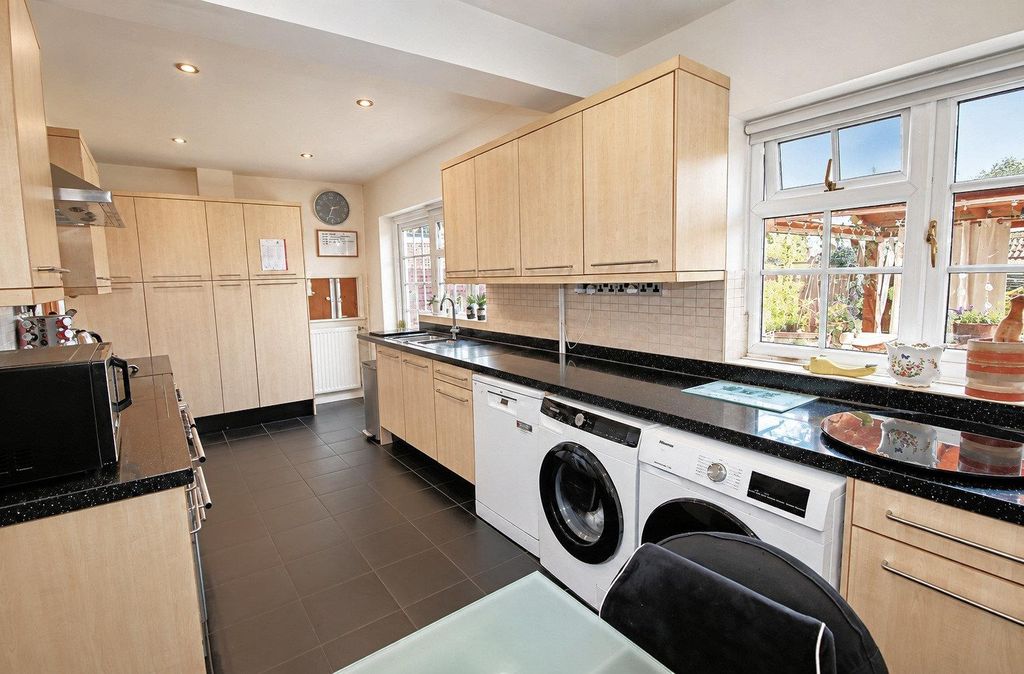 Property photo 2 of 25 Kitchen/Breakfast Room