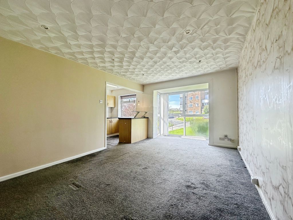 Property photo 3 of 8 Lounge