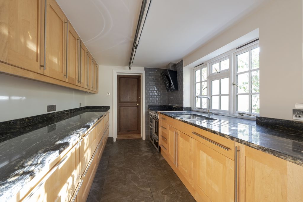 Property photo 1 of 25 32 St John Street-02668