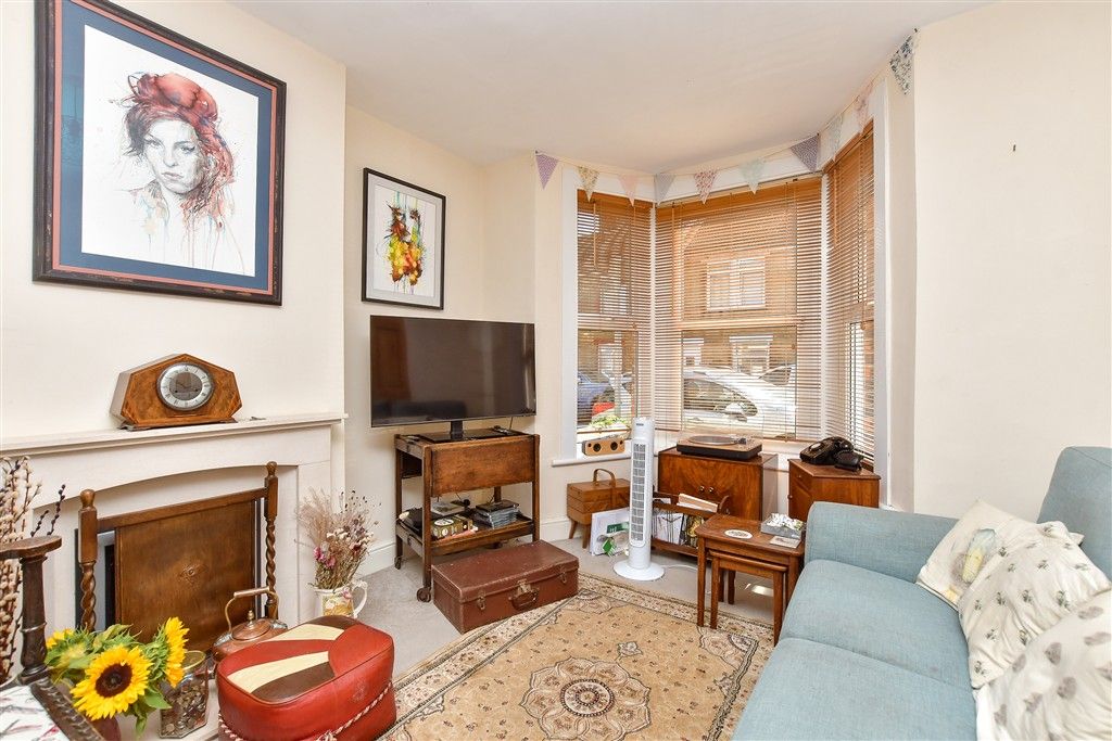 Property photo 3 of 8 Lounge