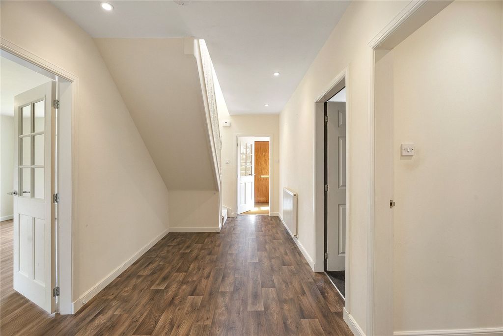 Property photo 2 of 31 Beechcroft Avenue