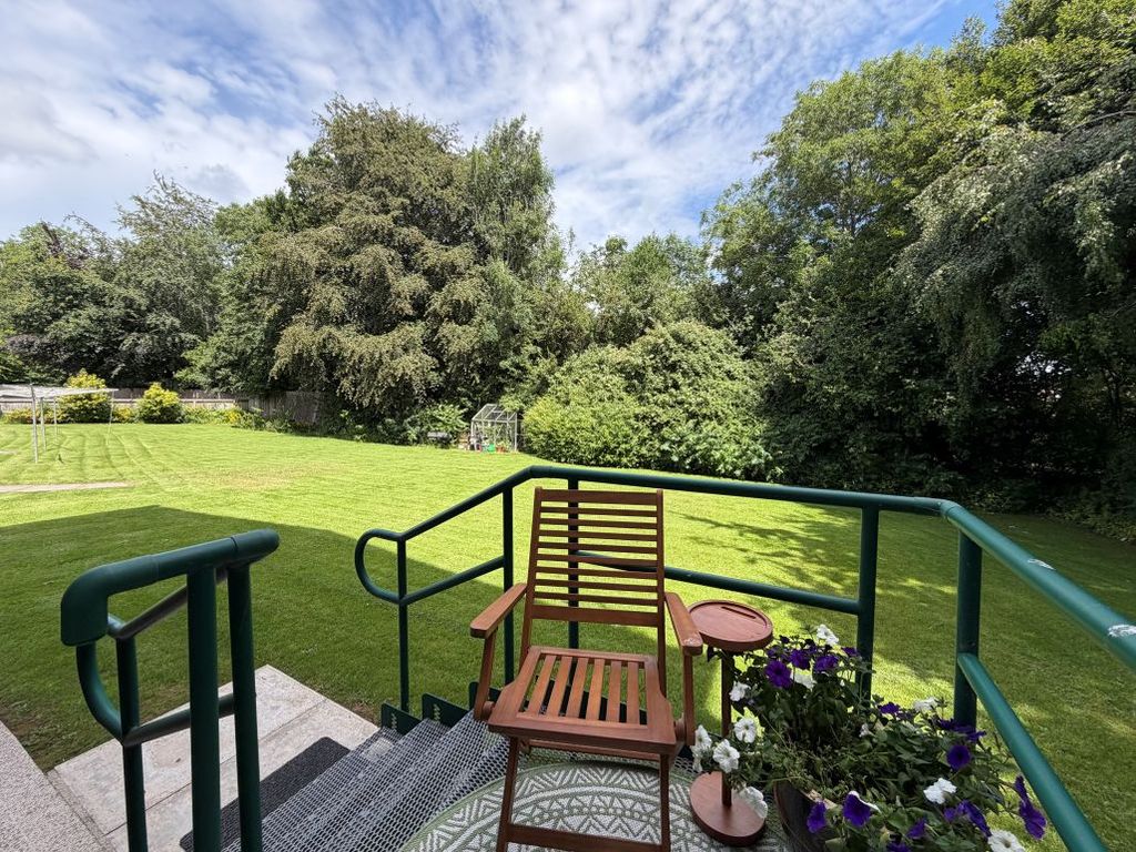 2 bed flat for saleLee Court, Cardiff CF14