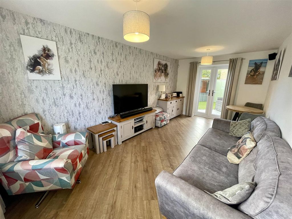 Property photo 2 of 17 Lounge