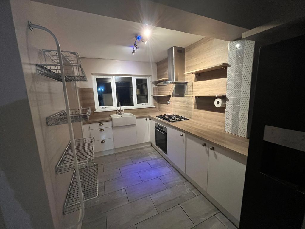 Property photo 3 of 7 Kitchen