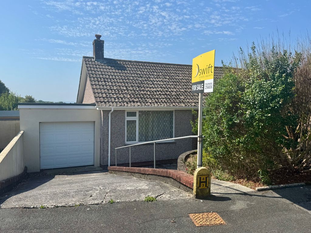 Property photo 2 of 26 Garage And Driveway Parking