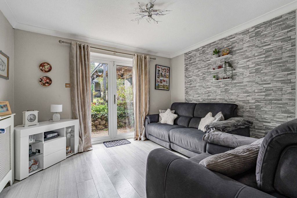 Additional image 5 of 5 bed detached house for saleManor Road, Aldershot, Hampshire GU11