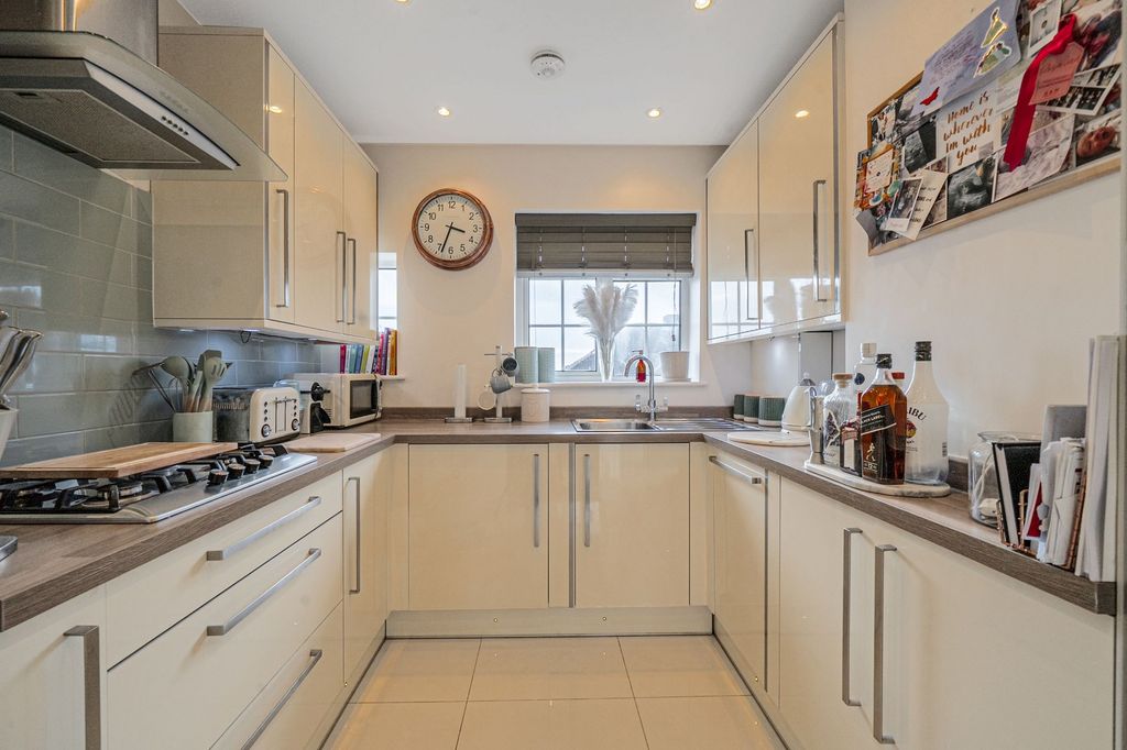 Property photo 3 of 11 Kitchen