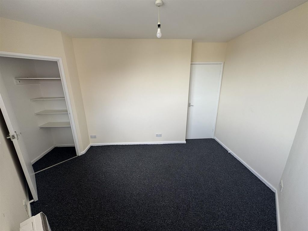 Property photo 2 of 9 Bedroom 1 (2/2)