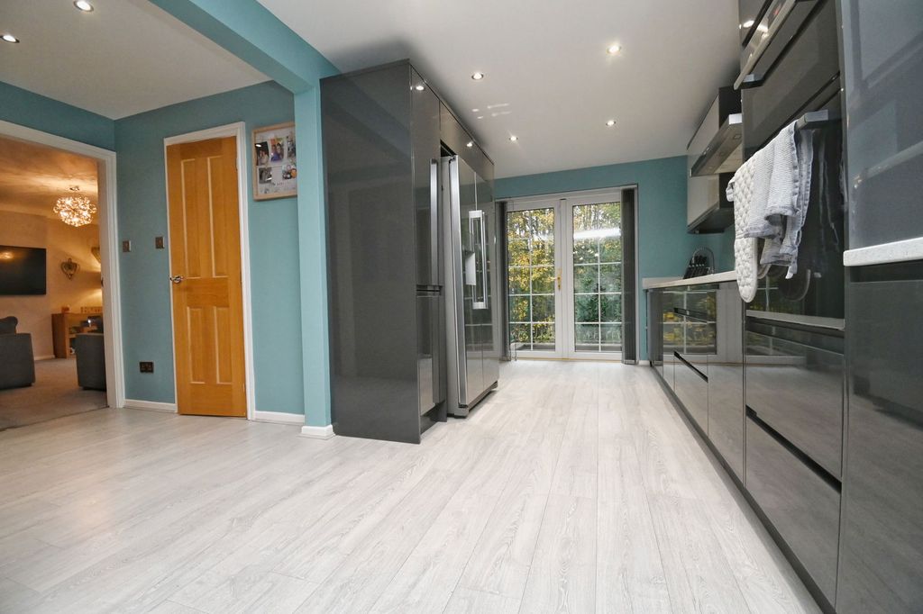 Property photo 2 of 31