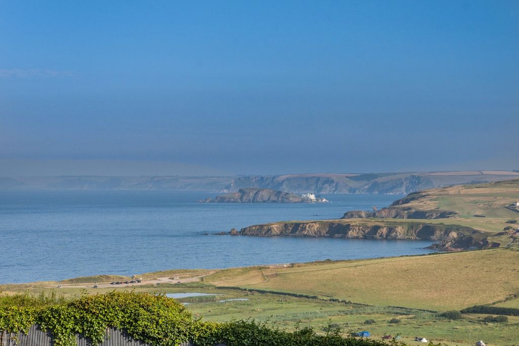 Property photo 3 of 23 Sea Views