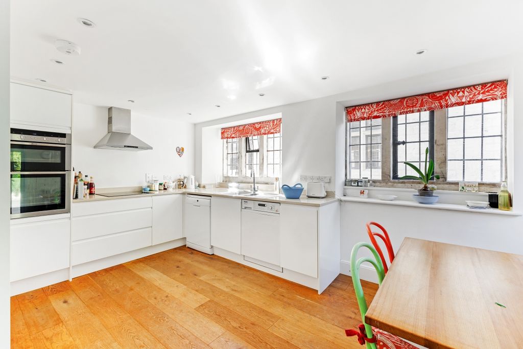 Property photo 2 of 25 90686_Flat 18 Gyd...
