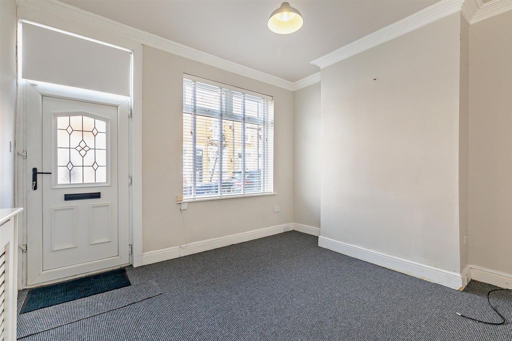 Property photo 3 of 11 8664442-Interior14-800.Jpg