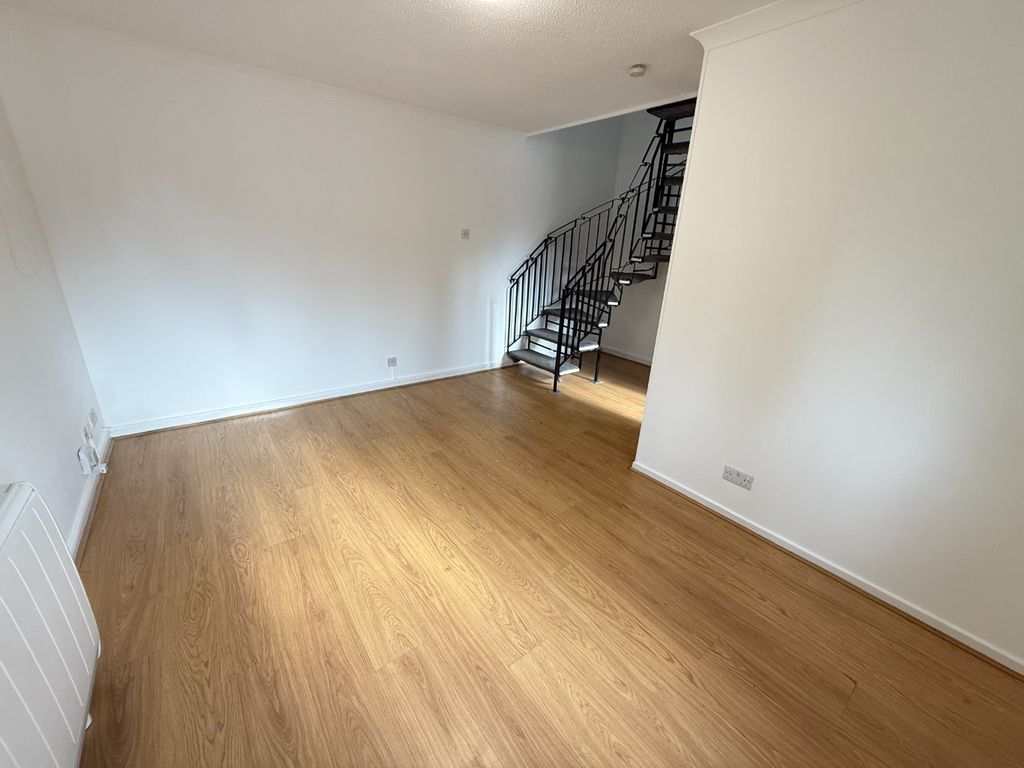 Property photo 3 of 8 4894403