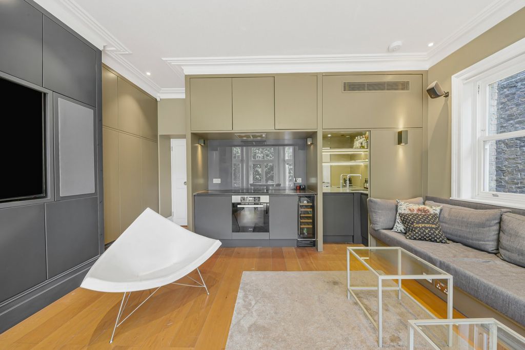Property photo 3 of 11 Kitchen
