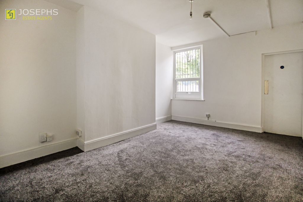 Property photo 1 of 3