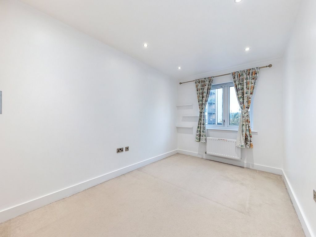 Property photo 3 of 16 Fairthorn Road
