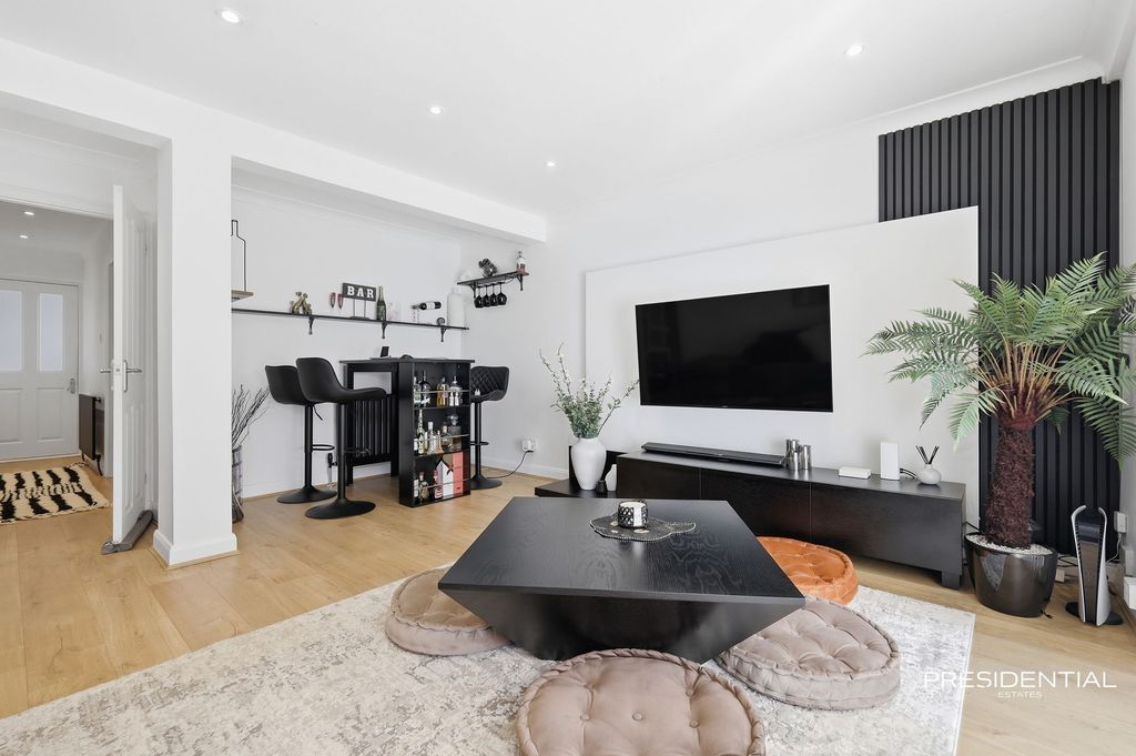 Property photo 3 of 27