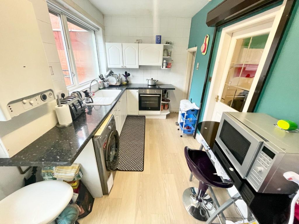 Property photo 3 of 9 Kitchen