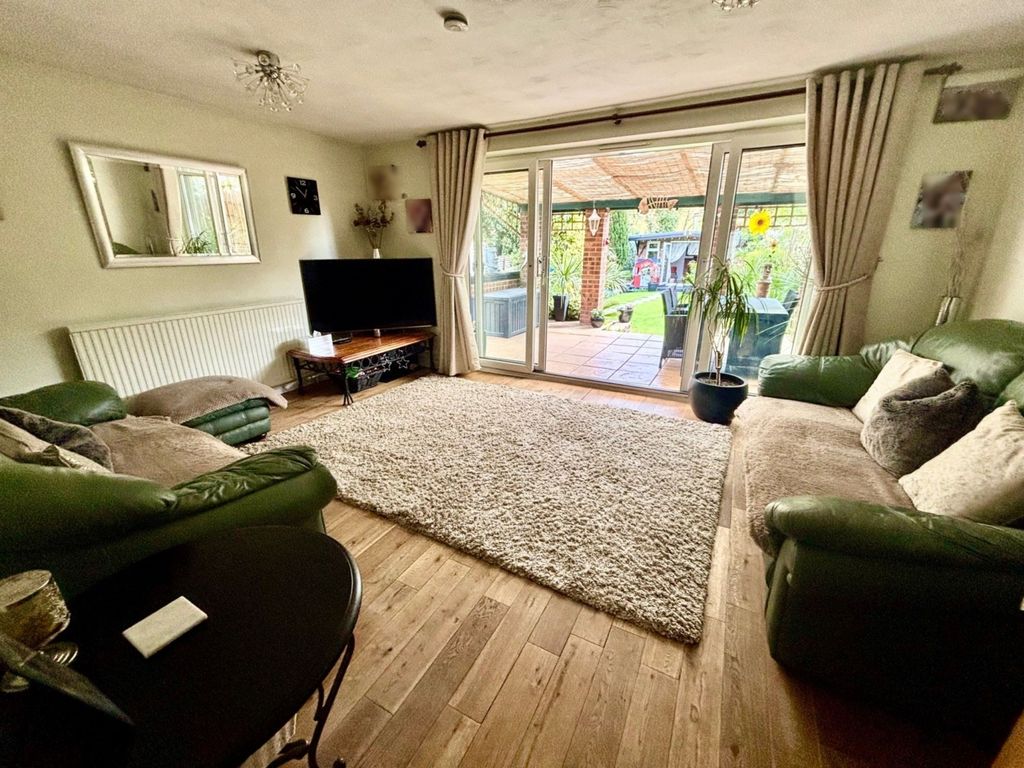 Property photo 3 of 13 Lounge